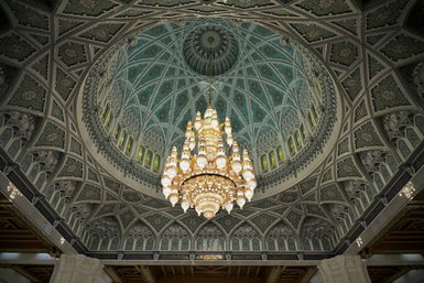 Blick auf die Kuppel und den Kronleuchter der Sultan-Qabus-Moschee – Oman Familienreise