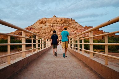 Kinder erkunden die alte Brücke vor der Kasbah von Aït Ben Haddou – Familienurlaub in Marokko