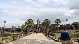 Blick auf Angkor Wat Tempel aus der Ferne – Kambodscha mit Kindern
