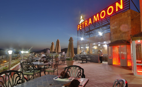 Blick auf Dachterrasse am Abend Hotel Petra Moon - Jordanien Reise mit Kindern