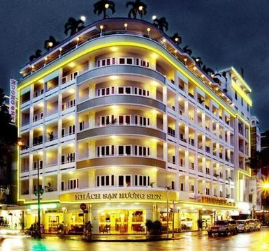 Das Huong Sen Hotel erstrahlt in warmem Licht und bietet eine einladende Fassade mit mehreren Balkonen und großen Fenstern.