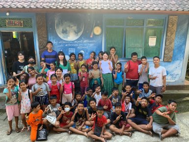 Kinder und Betreuer posieren für ein großes Gruppenfoto – Bali Reise mit Kindern