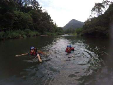 Zwei Frauen genießen nach dem Rafting eine Erfrischung im Wasser des Kelani-Flusses – Sri Lanka Reise mit Kindern