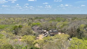 Panorama der Maya-Stätte Ek Balam mit umgebendem Dschungel – Mexiko Familienreise