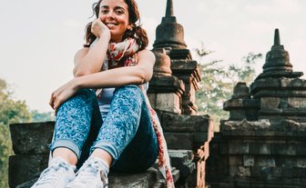 Teenagerin erkundet einen traditionellen Tempel auf Bali – Bali Familienreise