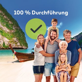 Eine fröhliche Familie steht am Strand, umgeben von einer malerischen Küstenlandschaft und einem Boot im Hintergrund.