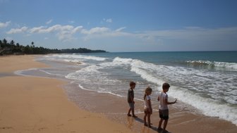 Kleinkinder genießen das Spielen im Sand am Strand von Mirissa – Sri Lanka Familienreise