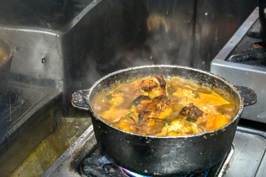 Traditionelles Gericht köchelt in einem Topf – Costa Rica Reise mit Kindern