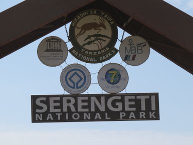 Willkommensschild am Eingang des Serengeti-Nationalparks – Tansania mit Kindern