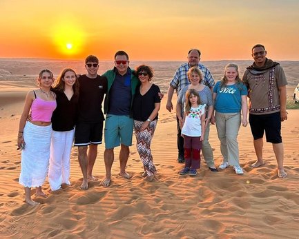 Familie macht gemeinsames Foto beim Sonnenuntergang in der Wahiba-Wüste – Oman Familienreise