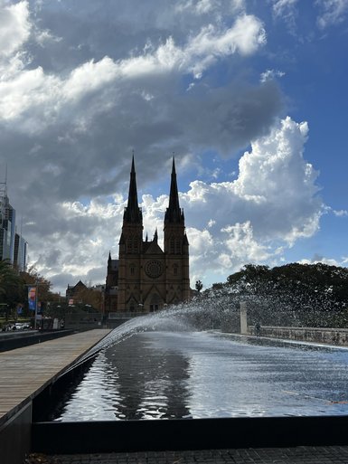 Die imposante Saint Mary’s Kathedrale mit ihren hohen Türmen erhebt sich majestätisch über einem sprudelnden Wasserbecken.