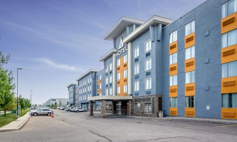 Das moderne Hotelgebäude in Calgary zeigt eine auffällige Fassade mit blauen und orangefarbenen Akzenten.