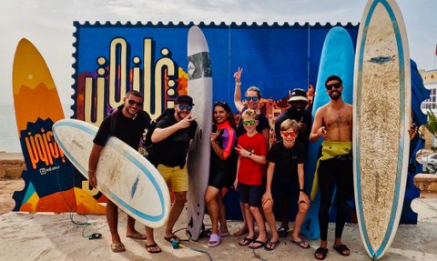  Familie bereitet sich an der Agadir-Küste auf ein aufregendes Surfabenteuer vor – Marokko Familienreise