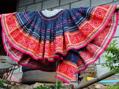 Rot blauer Hmog Tribal Volk Rock mit Mustern auf Leine in Chiang Mai - Thailand Reise mit Kindern