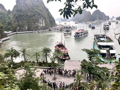 Schiffe und Boote am Hafen der Halong-Bucht – Vietnam mit Kindern