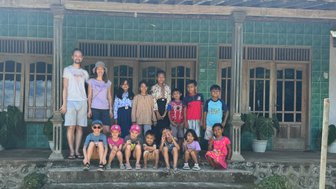 Familie macht ein Foto gemeinsam mit Einheimischen in Candirejo – Indonesien Reise mit Kindern