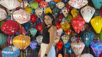 Frau posiert vor bunten Laternen in der Altstadt von Hoi An – Vietnam mit Kindern
