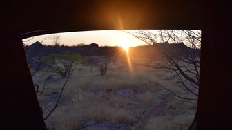Der Blick aus einem Dachzeltfenster auf die Landschaft - Namibia mit Jugendlichen