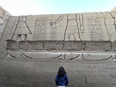 Junge steht vor dem Kom Ombo - Ägypten Reise mit Kindern