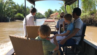 Familie entdeckt das Mekong-Delta bei einer Bootsfahrt – Vietnam Reise mit Kindern