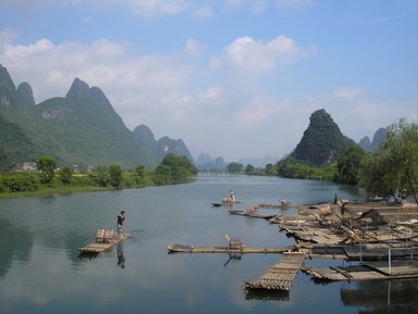 Bambusflöße warten am Ufer des Li-Flusses bei Yangshuo auf ihre Abfahrt – China mit Kindern