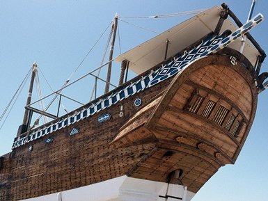 Vorderansicht der traditionellen Dhau-Werft in Sur im Oman – Oman mit Kindern