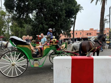 Familie genießt eine traditionelle Kutschfahrt durch die Straßen von Marrakesch – Marokko Familienreise