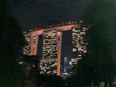 Beeindruckend beleuchtetes Marina Bay Sands in Singapur – Singapur mit Kindern