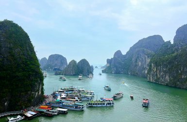 Bootsfahrt und Schiffe in der Halong-Bucht – Vietnam Familienreise