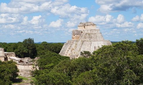 Die Pyramide von Uxmal ragt aus dem umliegenden Dschungel hervor – Mexiko mit Kindern