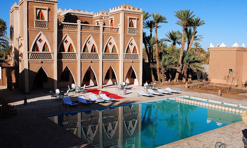 Klarer Außenpool im Sbai Palace Mhamid – Marokko Familienurlaub