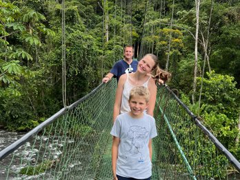Kinder entdecken die Hängebrücke im Mistico Arenal Hanging Bridges Park – Costa Rica Familienreise