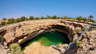Luftaufnahme des Bimah Sinkholes bei Bimah – Oman Reise mit Kindern