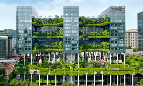 Das moderne Parkroyal Collection Hotel in Singapur beeindruckt mit üppigen Pflanzen auf mehreren Etagen und gläserner Architektur.