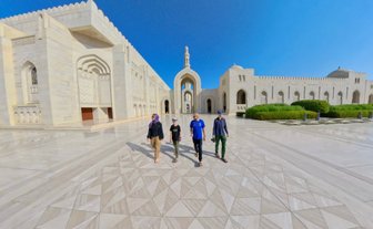 Familie erkundet die Sultan-Qabus-Moschee in Muscat – Oman mit Kindern