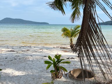 Weißer Sand und Palmen am Strand von Koh Rong Samloem – Kambodscha Reise mit Kindern
