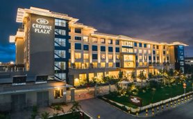 Das Crowne Plaza Hotel in Nairobi erstrahlt in warmem Licht, umgeben von gepflegten Gärten und modernen Gebäuden.