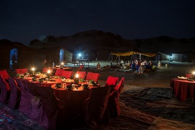 Wüstencamp strahlt in der klaren Nacht der Sahara – Familienurlaub in Marokko