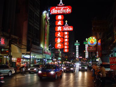 Lichter prägen die belebte Straße in Chinatown – Thailand Familienreise