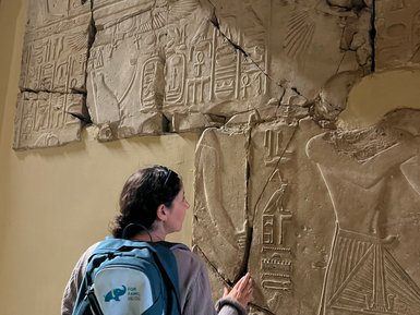 Teenager betrachtet antike Ausstellungsstücke im Ägyptischen Museum – Ägypten Reise mit Kindern