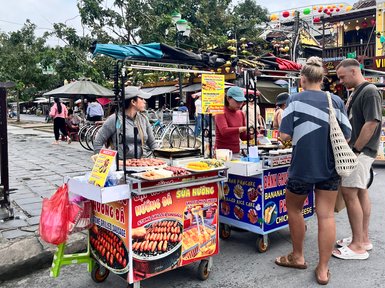Lokale Essensstände mit vietnamesischen Spezialitäten in Hoi An – Vietnam mit Kindern