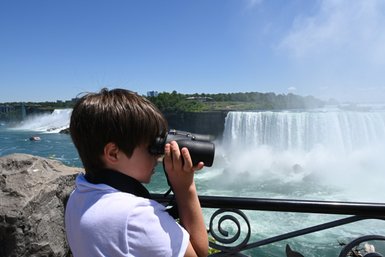 Junge mit Fernglas bei Niagarafällen - Ostkanada mit Kindern