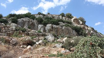 Trekkingpfad mit Felsgestein entlang des Ajloun Nature Reserve - Jordanien Urlaub mit Kindern