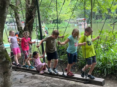 Kinder genießen einen spielerischen Spaziergang durch die Natur von Guilin – China Familienreise