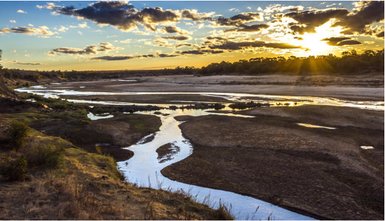 Blick auf die weite Landschaft bei Phalaborwa beim Sonnenuntergang – Südafrika Familienreise