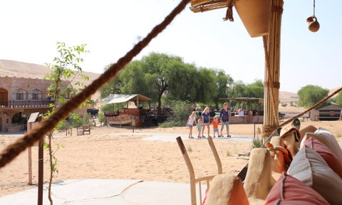 Traditionelle Familienzelte im Thousand Nights Camp in der Wüste – Oman mit Kindern