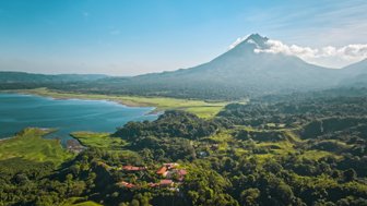 Vulkan Arenal überblickt den grünen Dschungel – Costa Rica Reise mit Kindern