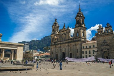Eine Kathedrale ragt in den blauen Himmel von Bogota