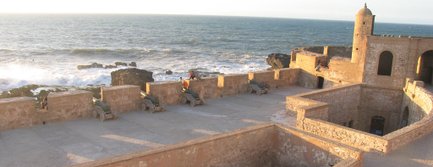 Aussicht vom Fort in Essaouira auf den Atlantik und die Küste – Marokko Reise mit Kindern