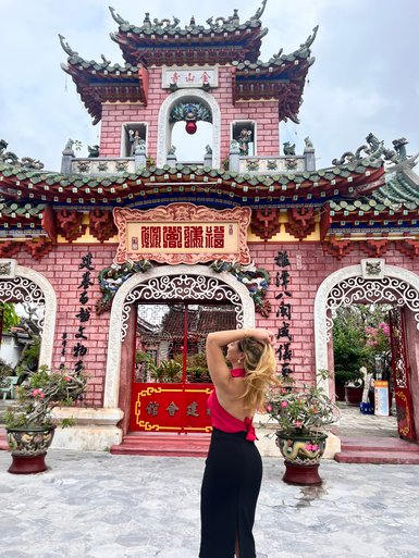 Junges Mädchen steht vor einem historischen Tempel – Vietnam mit Kindern